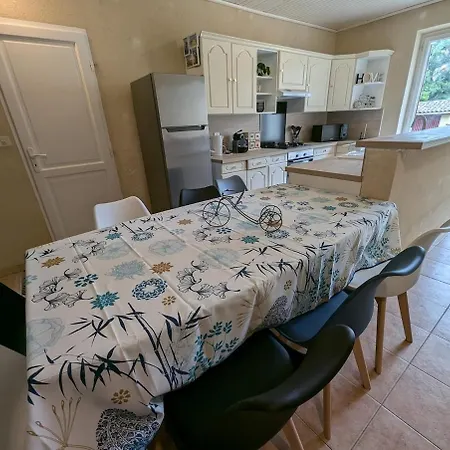 8 Couchages Avec Piscine Et Lacs Holiday home *